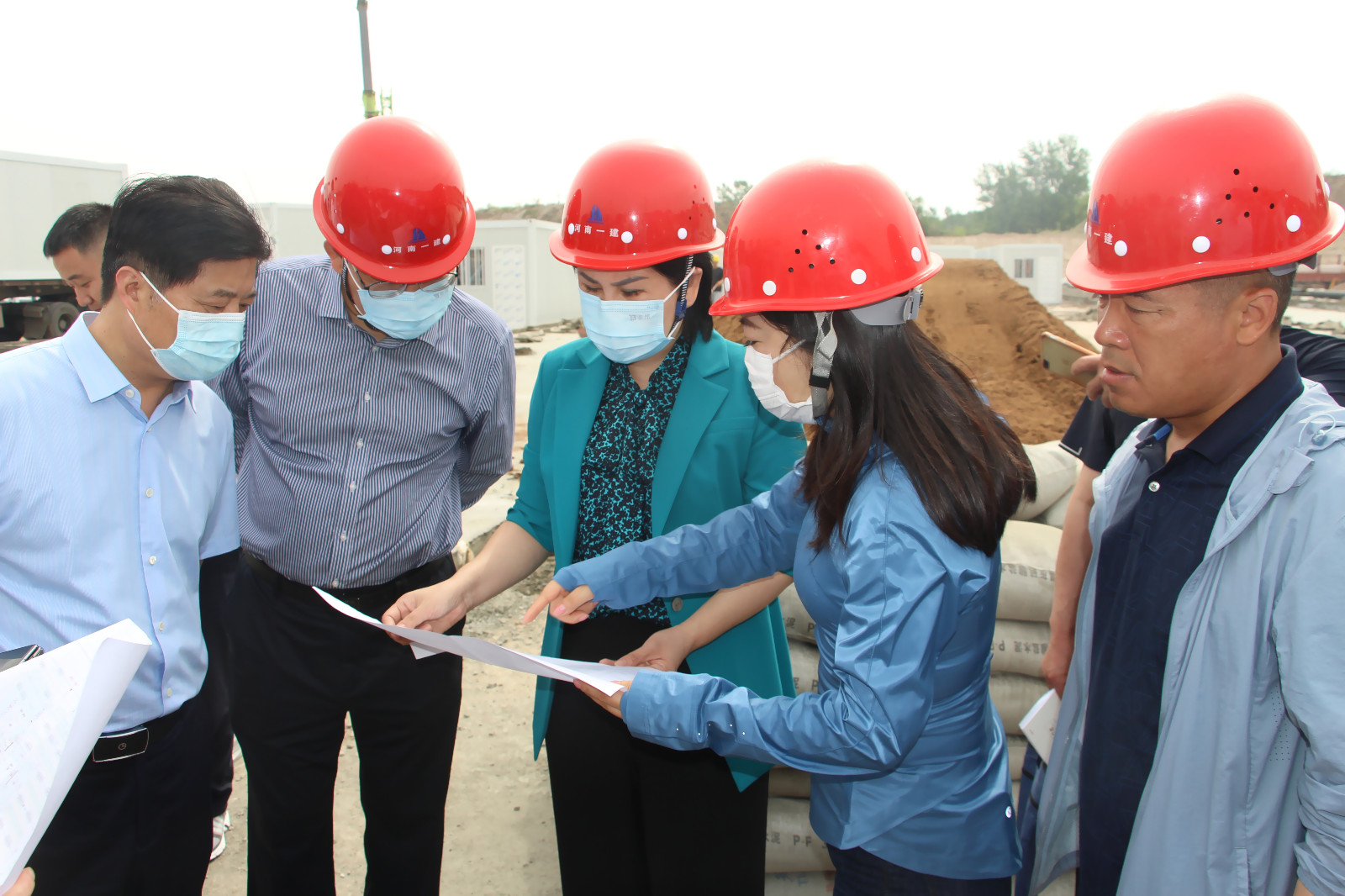 信阳市委常委统战部部长曾辉调研信阳上天梯应急营项目